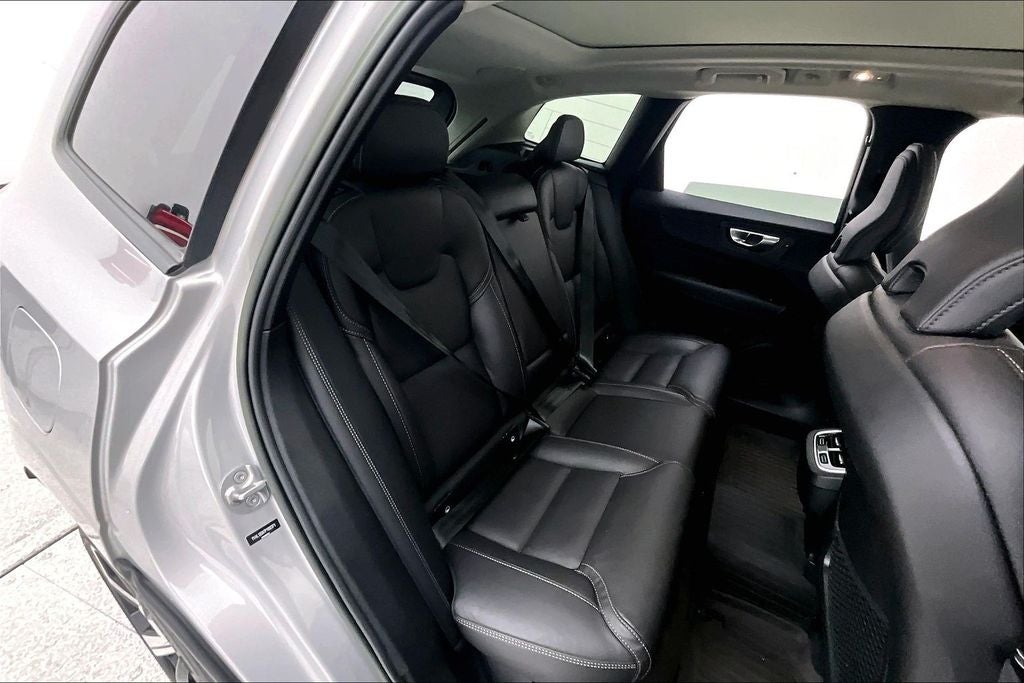 2023 Volvo XC60 B5 Ultimate Dark Theme