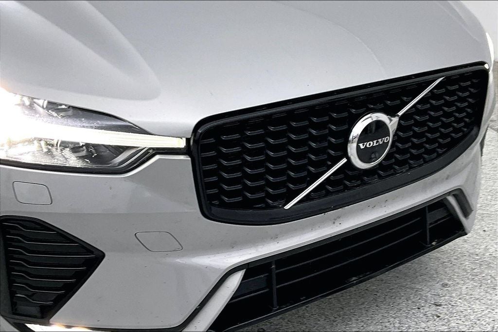 2023 Volvo XC60 B5 Ultimate Dark Theme