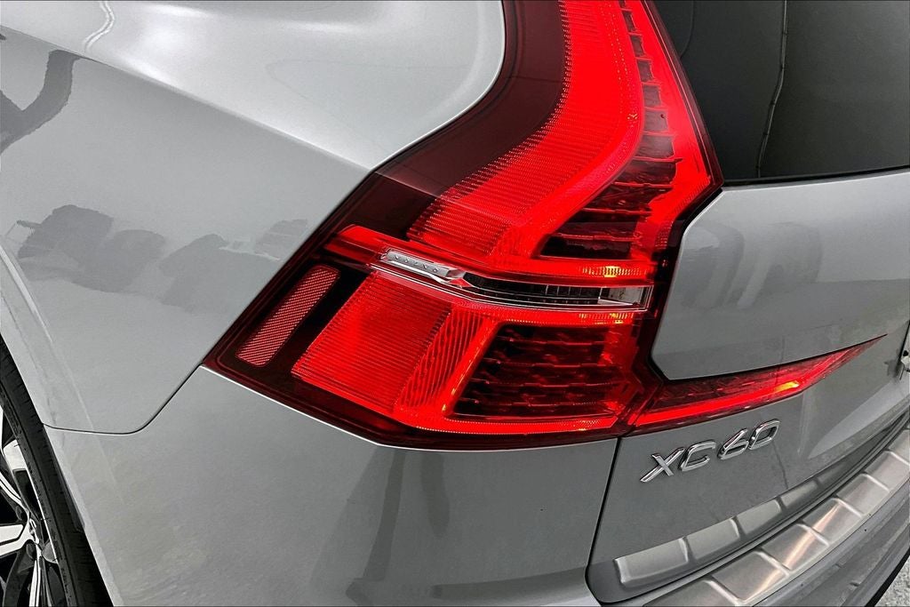 2023 Volvo XC60 B5 Ultimate Dark Theme