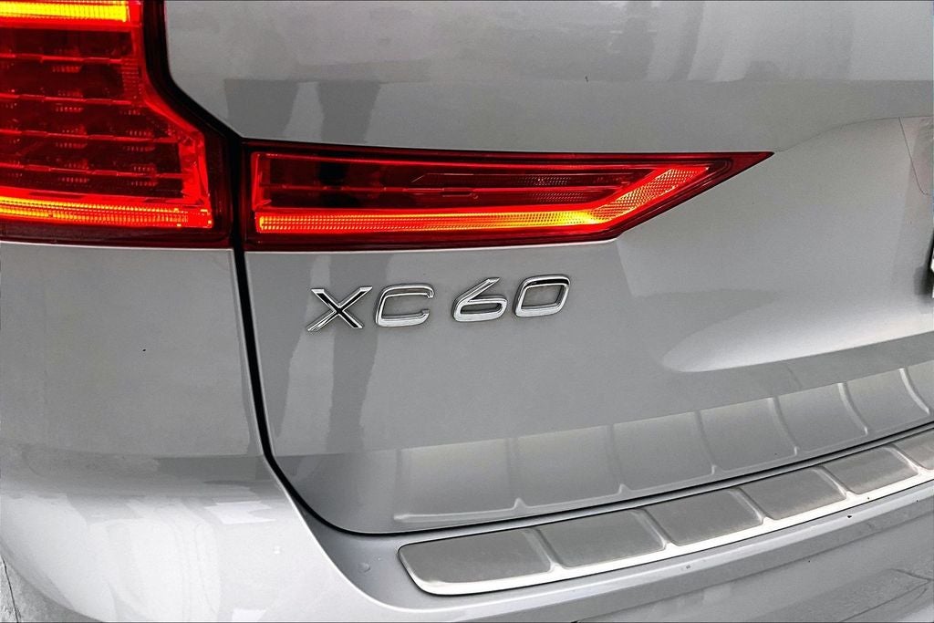 2023 Volvo XC60 B5 Ultimate Dark Theme