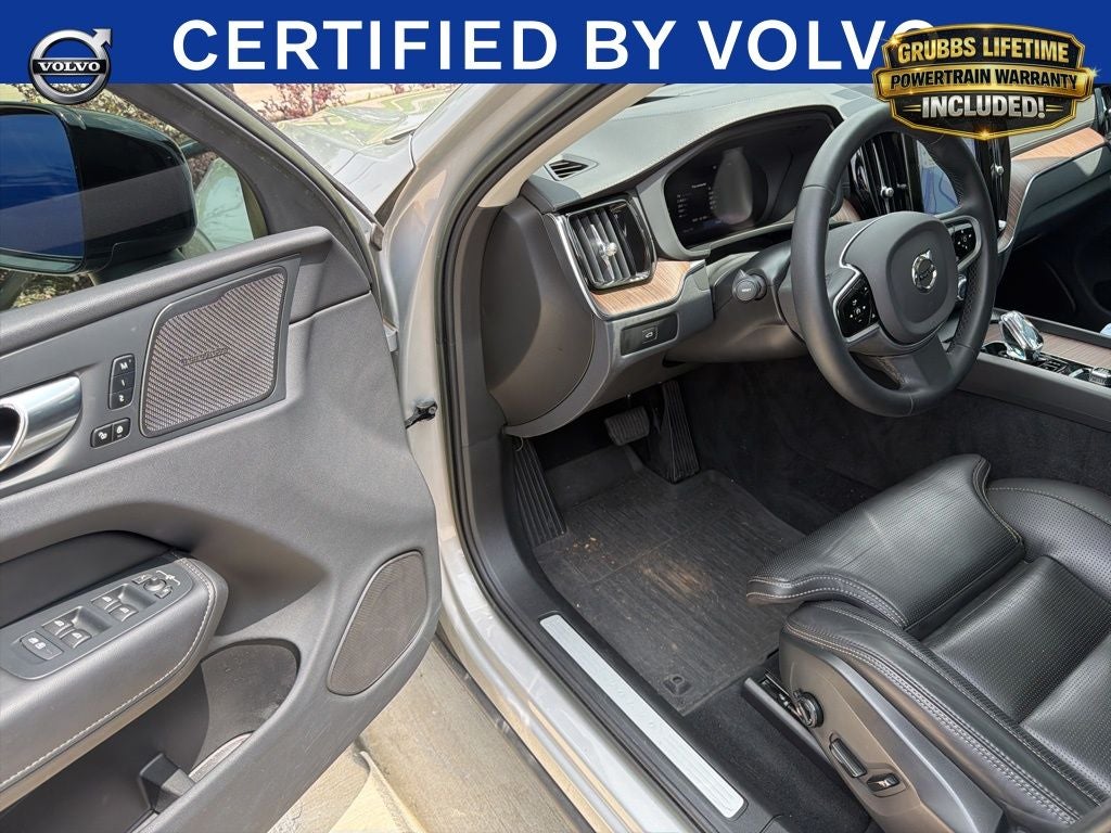 2023 Volvo XC60 B5 Ultimate Dark Theme