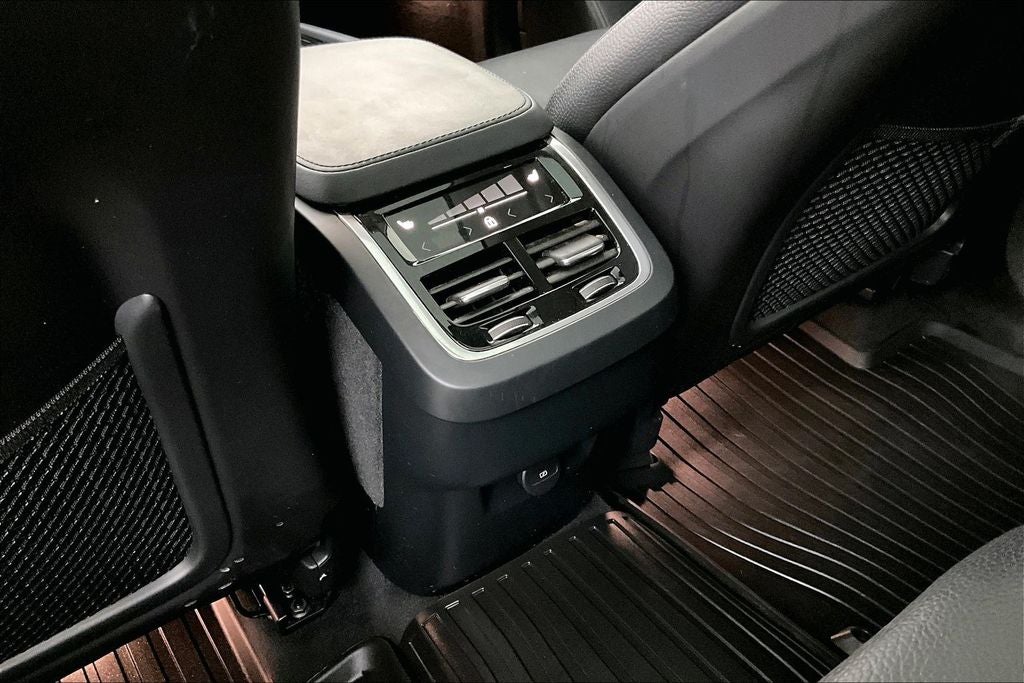 2024 Volvo XC90 B5 Plus