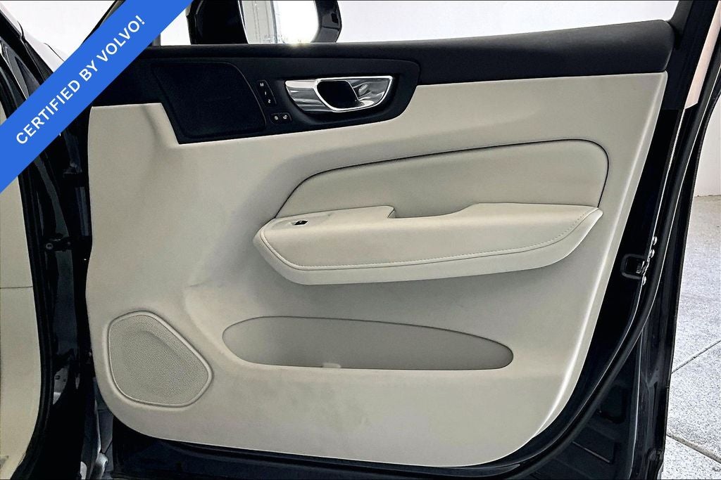 2023 Volvo XC60 B5 Ultimate Bright Theme