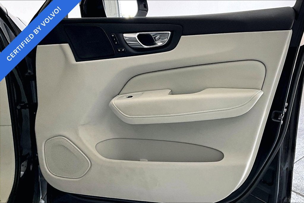 2023 Volvo XC60 B5 Ultimate Bright Theme