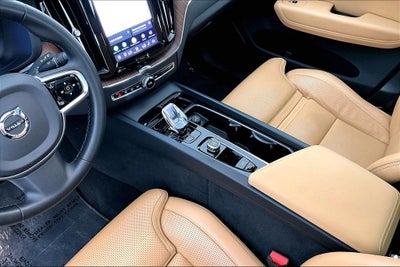2023 Volvo XC60 B5 Ultimate Bright Theme