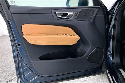 2023 Volvo XC60 B5 Ultimate Bright Theme