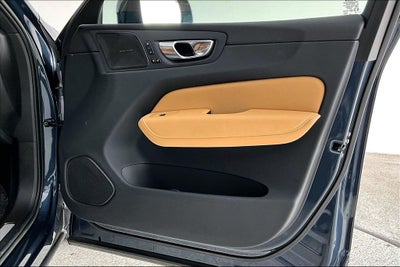 2023 Volvo XC60 B5 Ultimate Bright Theme