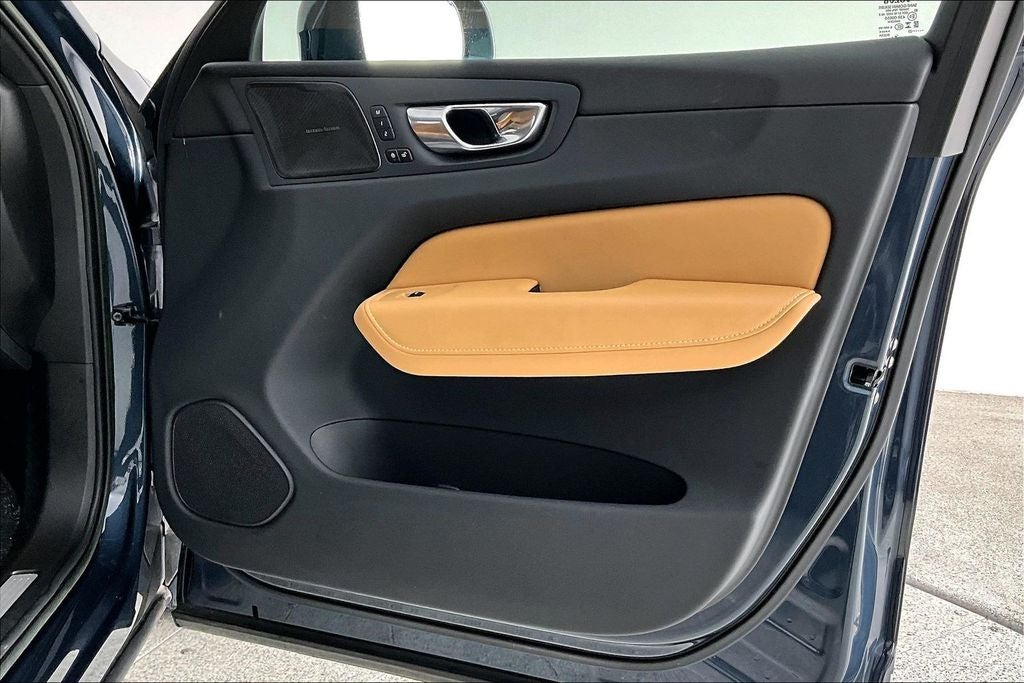 2023 Volvo XC60 B5 Ultimate Bright Theme