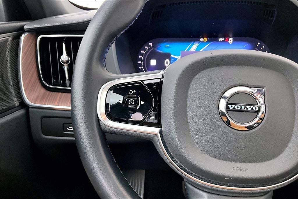2023 Volvo XC60 B5 Ultimate Bright Theme