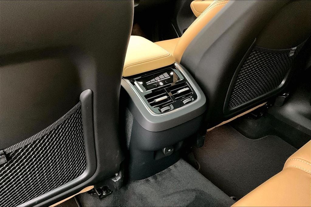 2023 Volvo XC60 B5 Ultimate Bright Theme