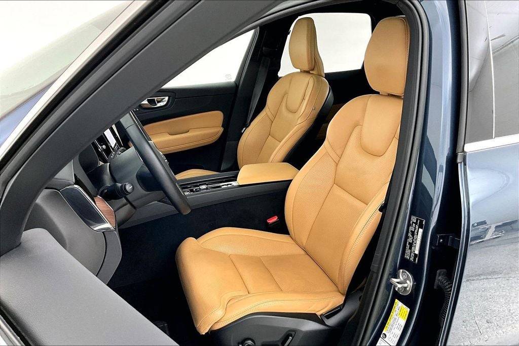 2023 Volvo XC60 B5 Ultimate Bright Theme