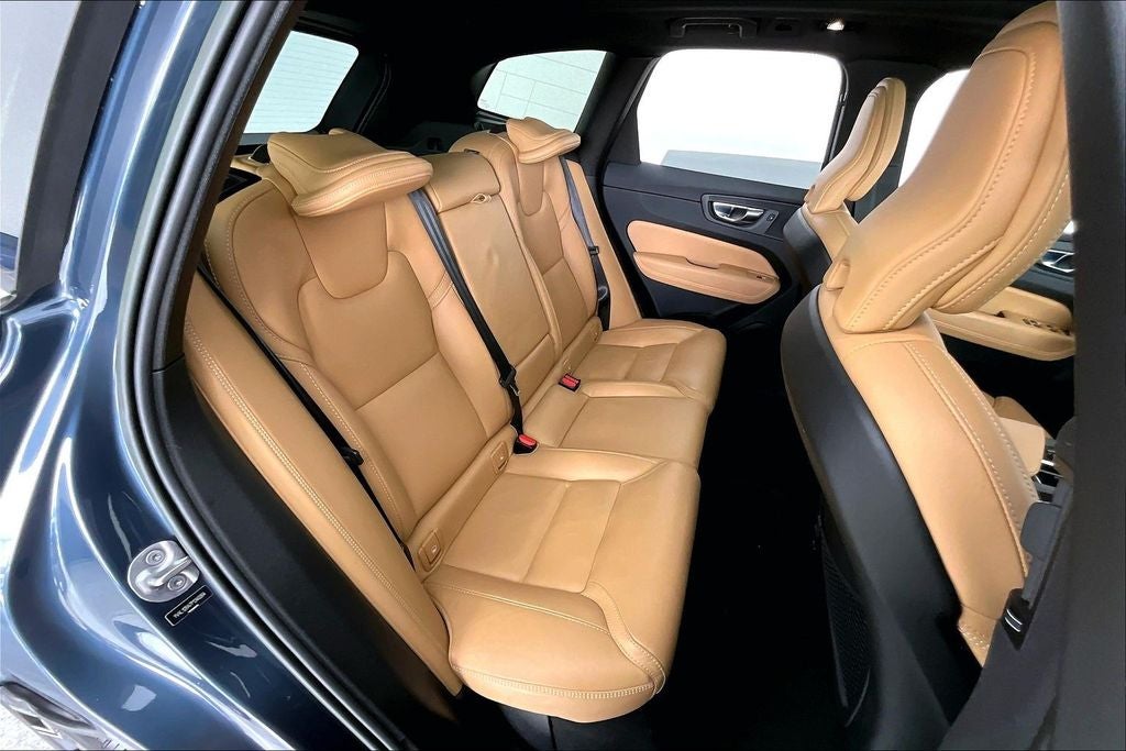 2023 Volvo XC60 B5 Ultimate Bright Theme