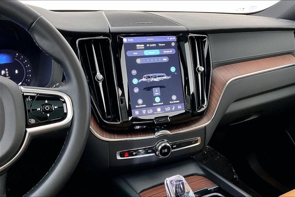 2023 Volvo XC60 B5 Ultimate Bright Theme
