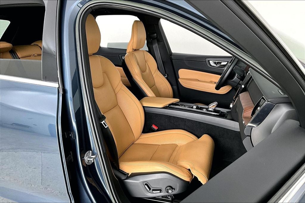 2023 Volvo XC60 B5 Ultimate Bright Theme