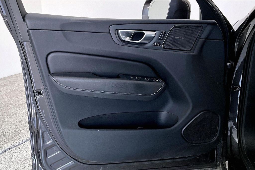 2023 Volvo XC60 B5 Ultimate Bright Theme