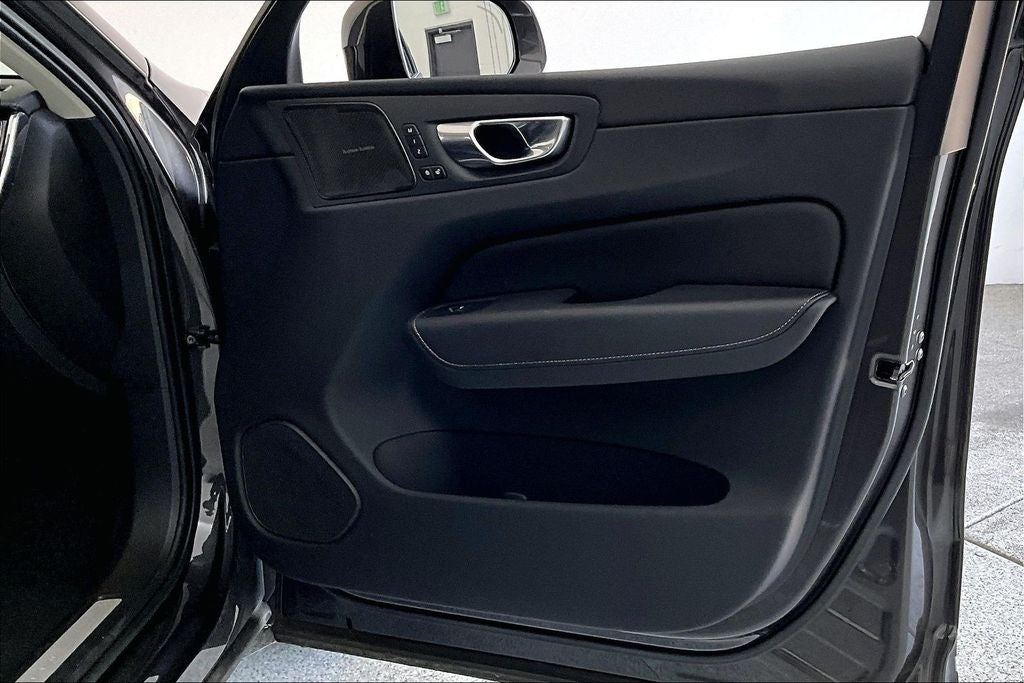 2023 Volvo XC60 B5 Ultimate Bright Theme
