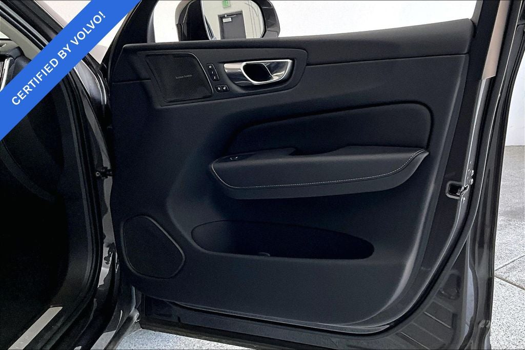 2023 Volvo XC60 B5 Ultimate Bright Theme