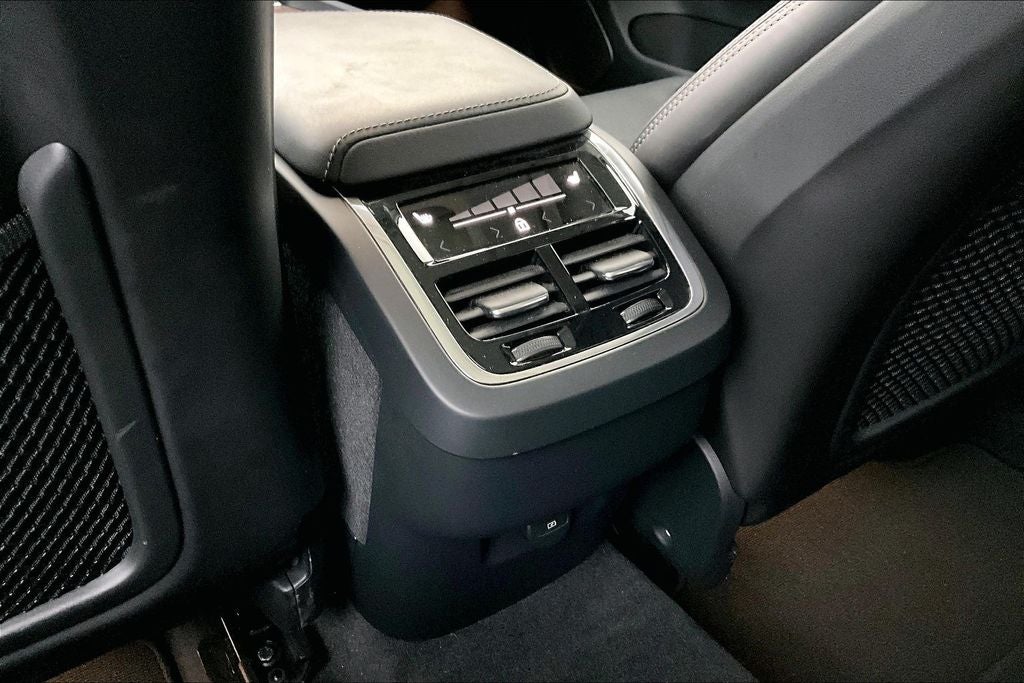 2023 Volvo XC60 B5 Ultimate Bright Theme