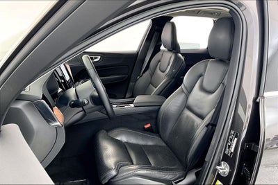 2023 Volvo XC60 B5 Ultimate Bright Theme