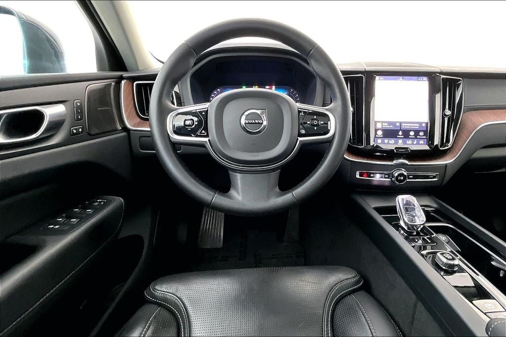 2023 Volvo XC60 B5 Ultimate Bright Theme
