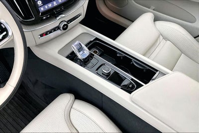 2023 Volvo XC60 B5 Ultimate Bright Theme