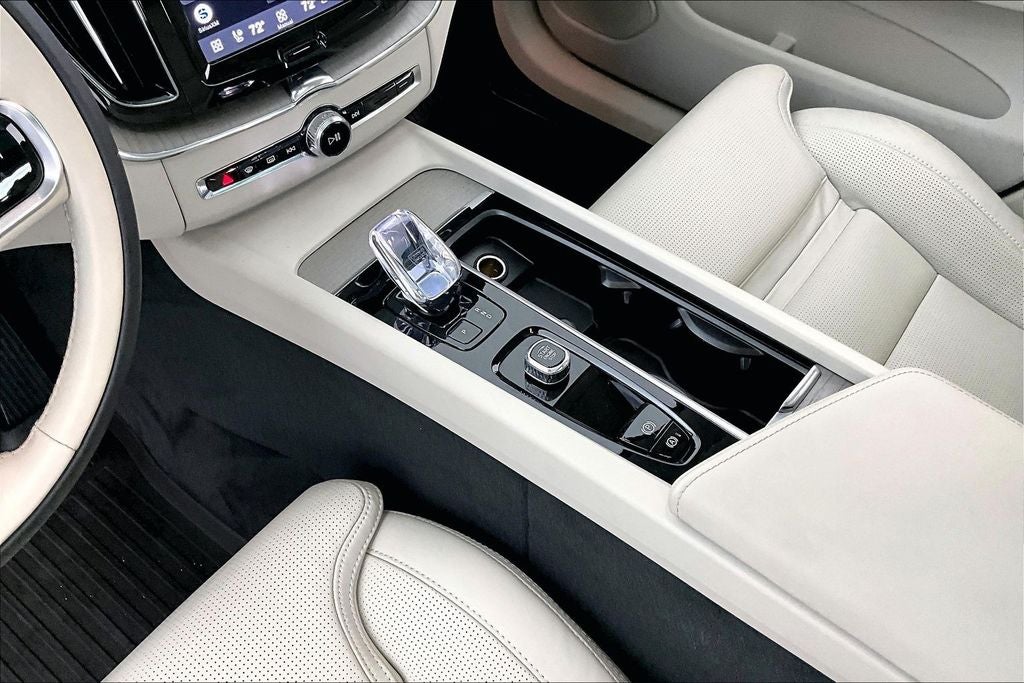 2023 Volvo XC60 B5 Ultimate Bright Theme