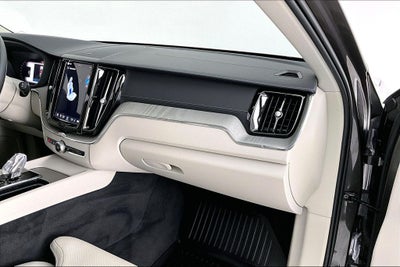 2023 Volvo XC60 B5 Ultimate Bright Theme
