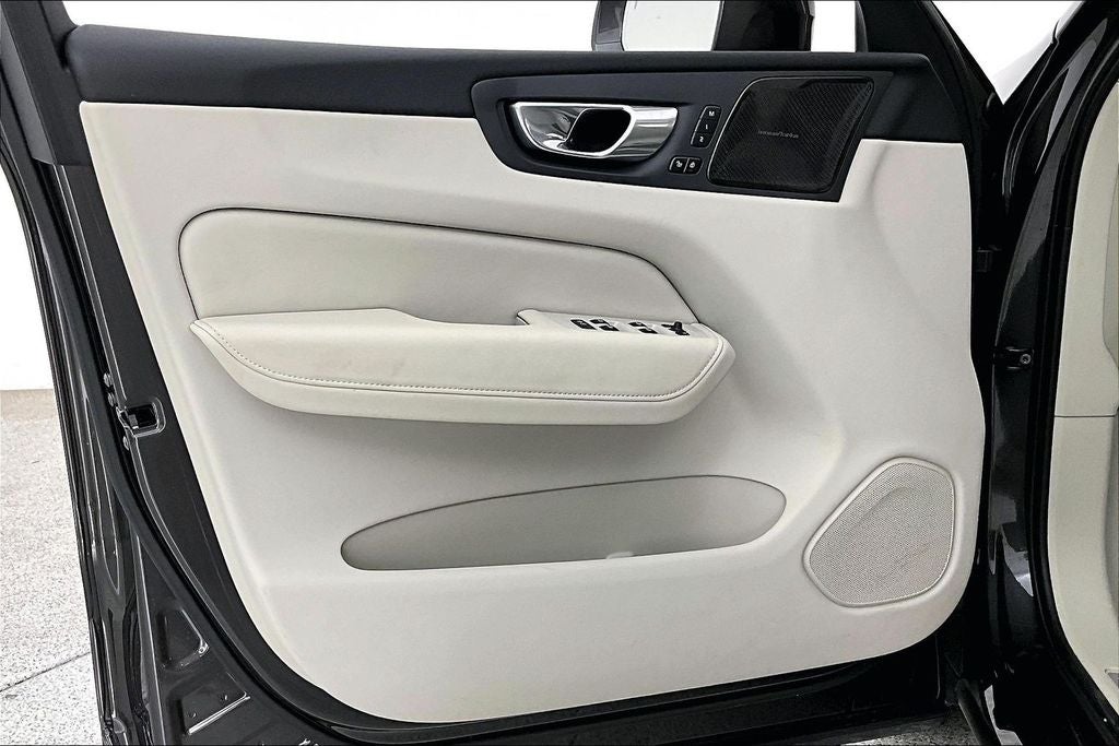 2023 Volvo XC60 B5 Ultimate Bright Theme