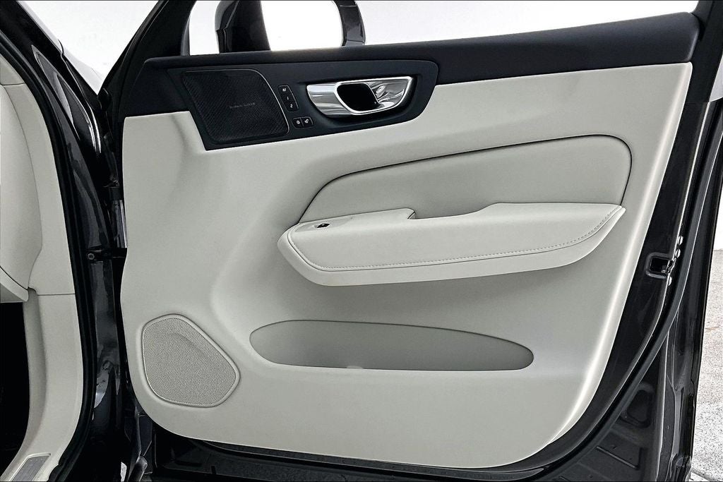 2023 Volvo XC60 B5 Ultimate Bright Theme