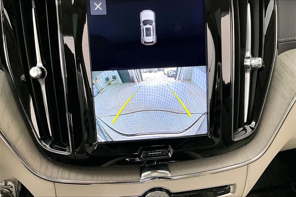 2023 Volvo XC60 B5 Ultimate Bright Theme