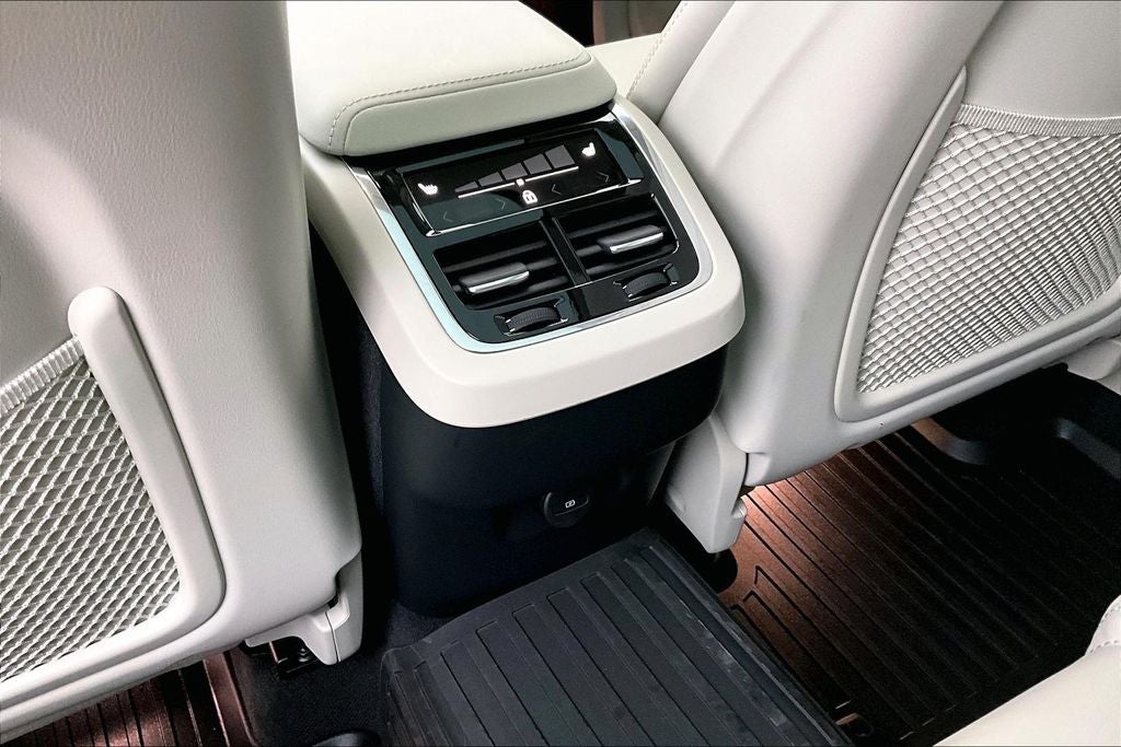 2023 Volvo XC60 B5 Ultimate Bright Theme