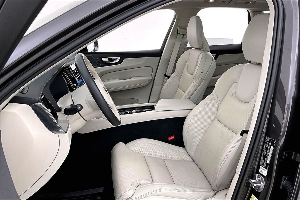 2023 Volvo XC60 B5 Ultimate Bright Theme