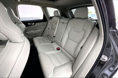 2023 Volvo XC60 B5 Ultimate Bright Theme