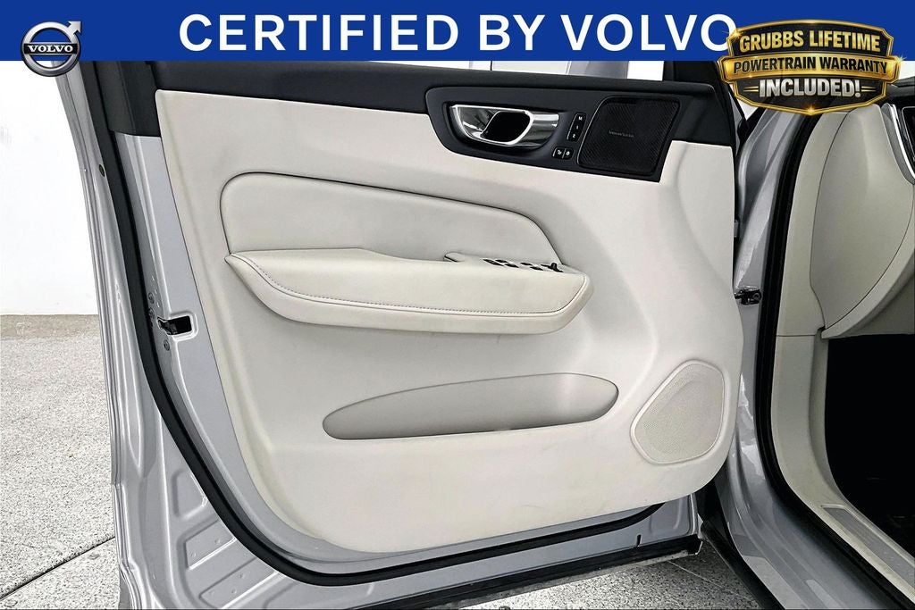 2023 Volvo XC60 B5 Ultimate Bright Theme