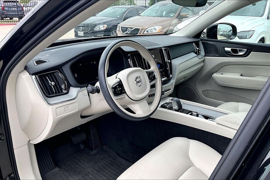 2024 Volvo XC60 B5 Plus Dark Theme