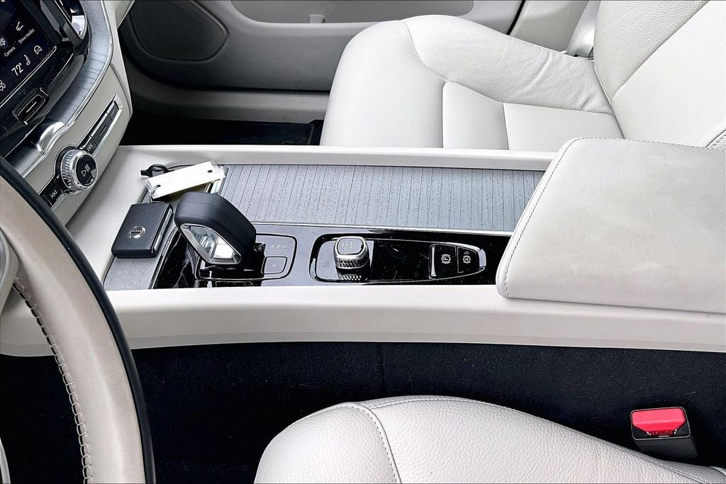 2024 Volvo XC60 B5 Plus Dark Theme