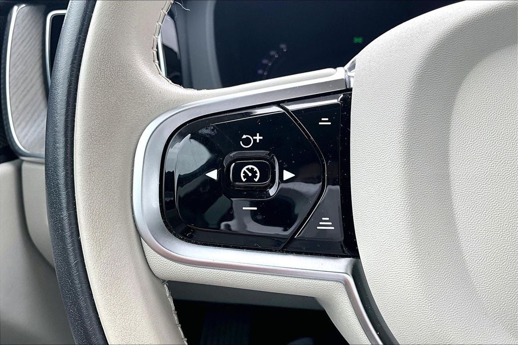 2024 Volvo XC60 B5 Plus Dark Theme
