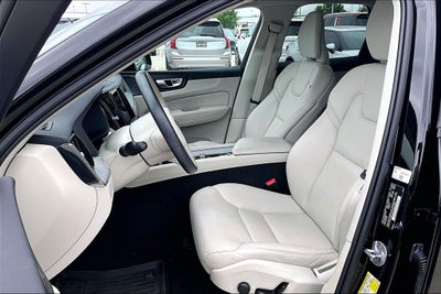 2024 Volvo XC60 B5 Plus Dark Theme