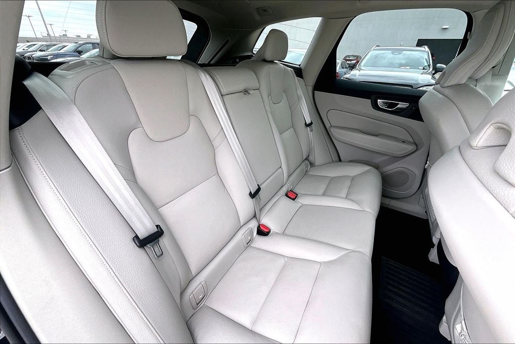 2024 Volvo XC60 B5 Plus Dark Theme