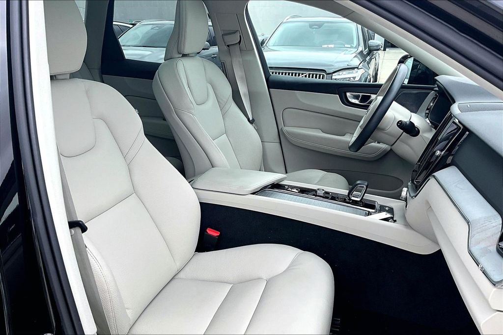 2024 Volvo XC60 B5 Plus Dark Theme