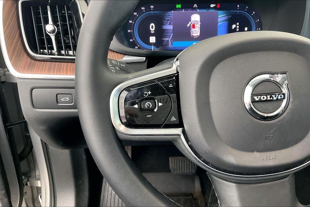 2024 Volvo XC60 B5 Plus Dark Theme