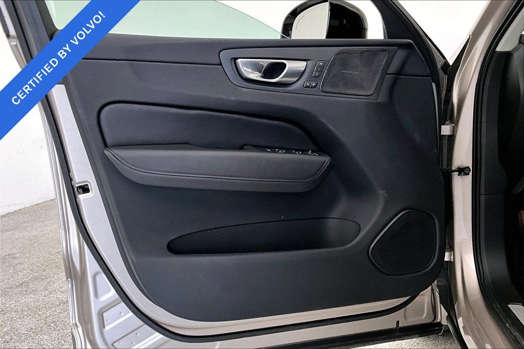 2024 Volvo XC60 B5 Plus Dark Theme