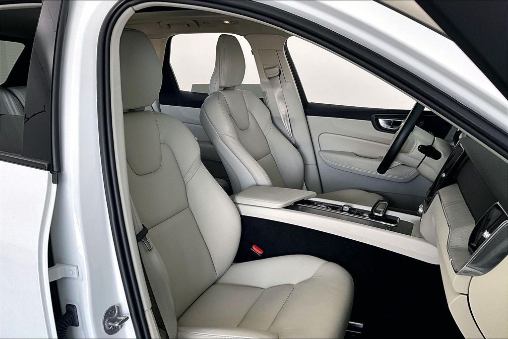 2024 Volvo XC60 B5 Plus Dark Theme