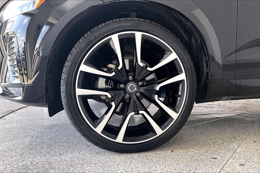 2024 Volvo XC60 B5 Ultimate Dark Theme
