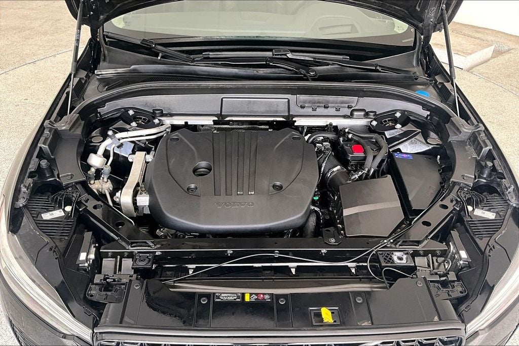 2024 Volvo XC60 B5 Ultimate Dark Theme