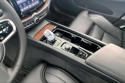 2024 Volvo XC60 B5 Ultimate Dark Theme