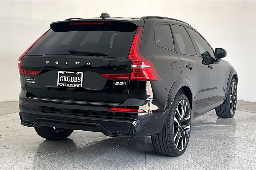 2024 Volvo XC60 B5 Ultimate Dark Theme