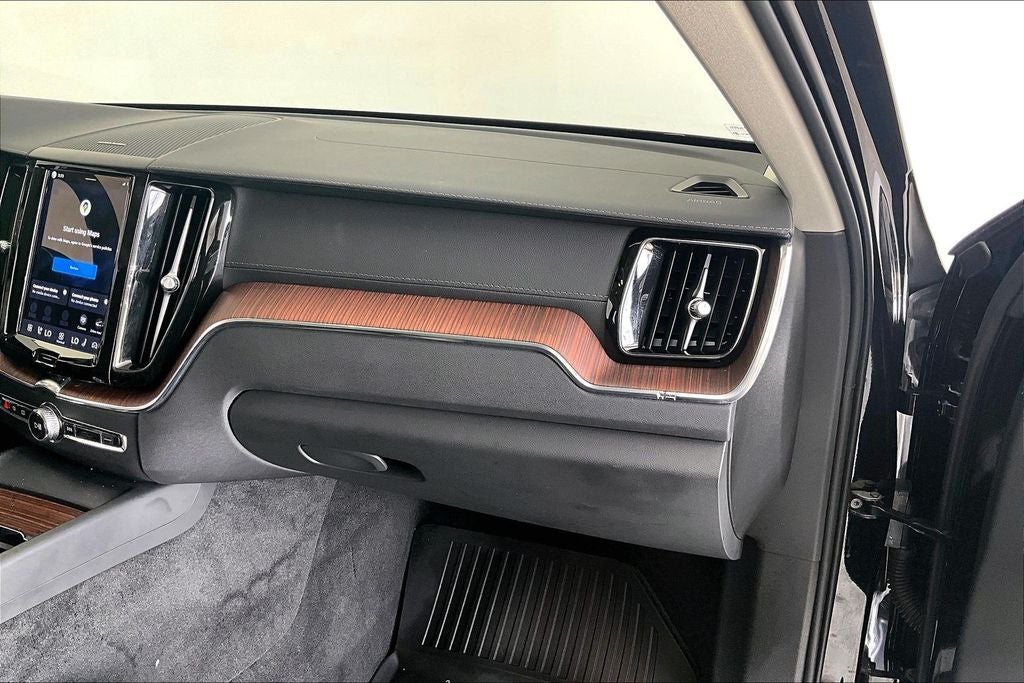 2024 Volvo XC60 B5 Ultimate Dark Theme