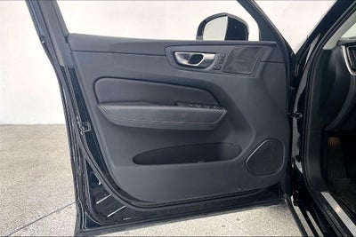 2024 Volvo XC60 B5 Ultimate Dark Theme