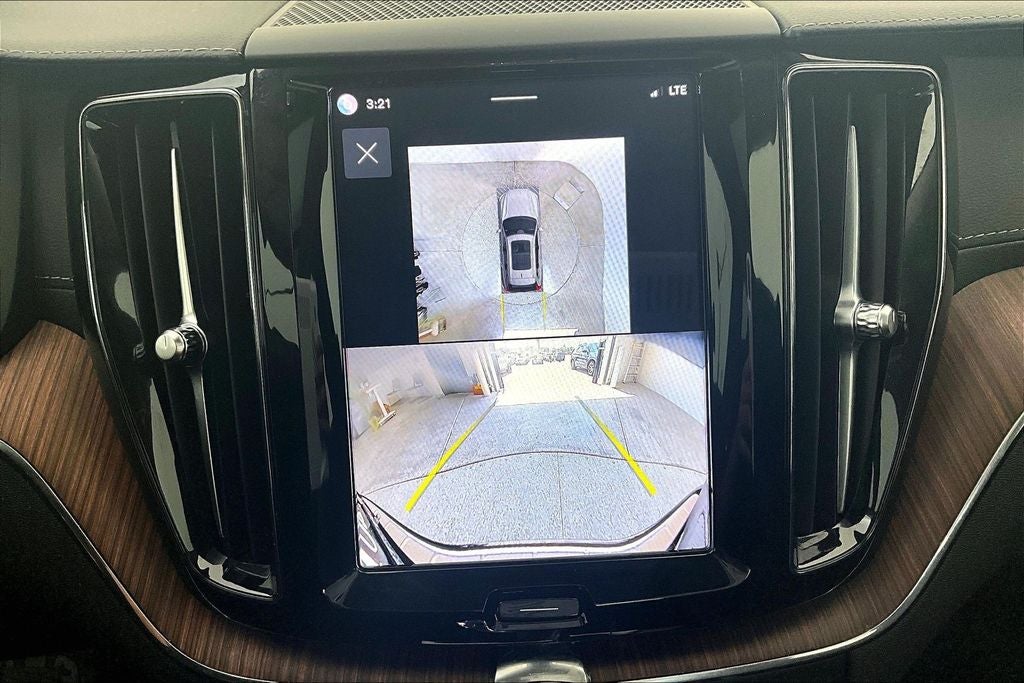 2024 Volvo XC60 B5 Ultimate Dark Theme